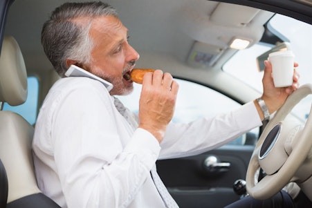 運転中のスマホ操作は違反…飲食は？罰金や違反点数も解説！