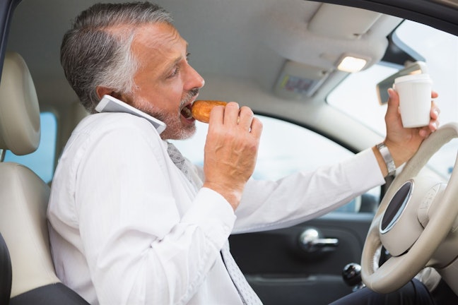 運転中のスマホ操作は違反…飲食は？罰金や違反点数も解説！