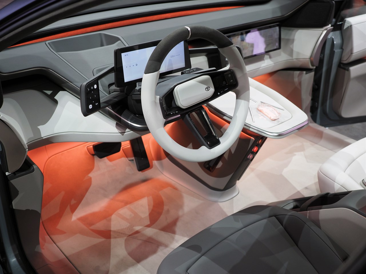 助手席前にも液晶ディスプレイが備わる。センターコンソールはフローティング構造となっておりウォークスルーが可能だ