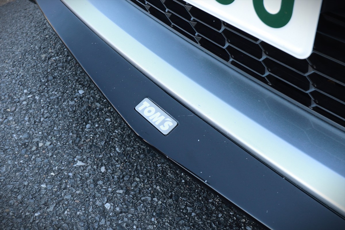 GR86 by TOM’S×KINTOのエンブレム