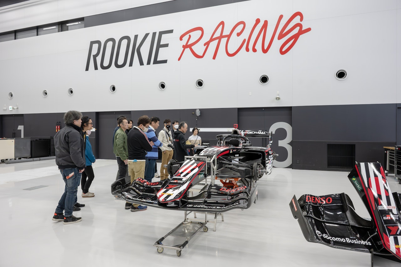 ルーキーレーシングガレージ内観
