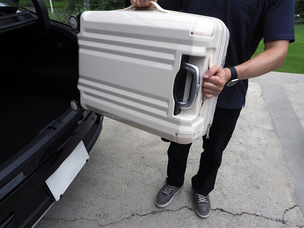 クラウン（クロスオーバー）に積荷する様子