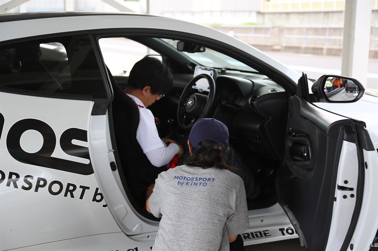 サーキット専用車両の車両説明を受ける男性