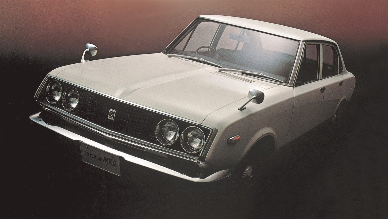 初代モデルであるコロナマークⅡ(1968)。高級車クラウンとミドルクラスのコロナの間に位置する上級グレードとして、新たな市場を開拓した