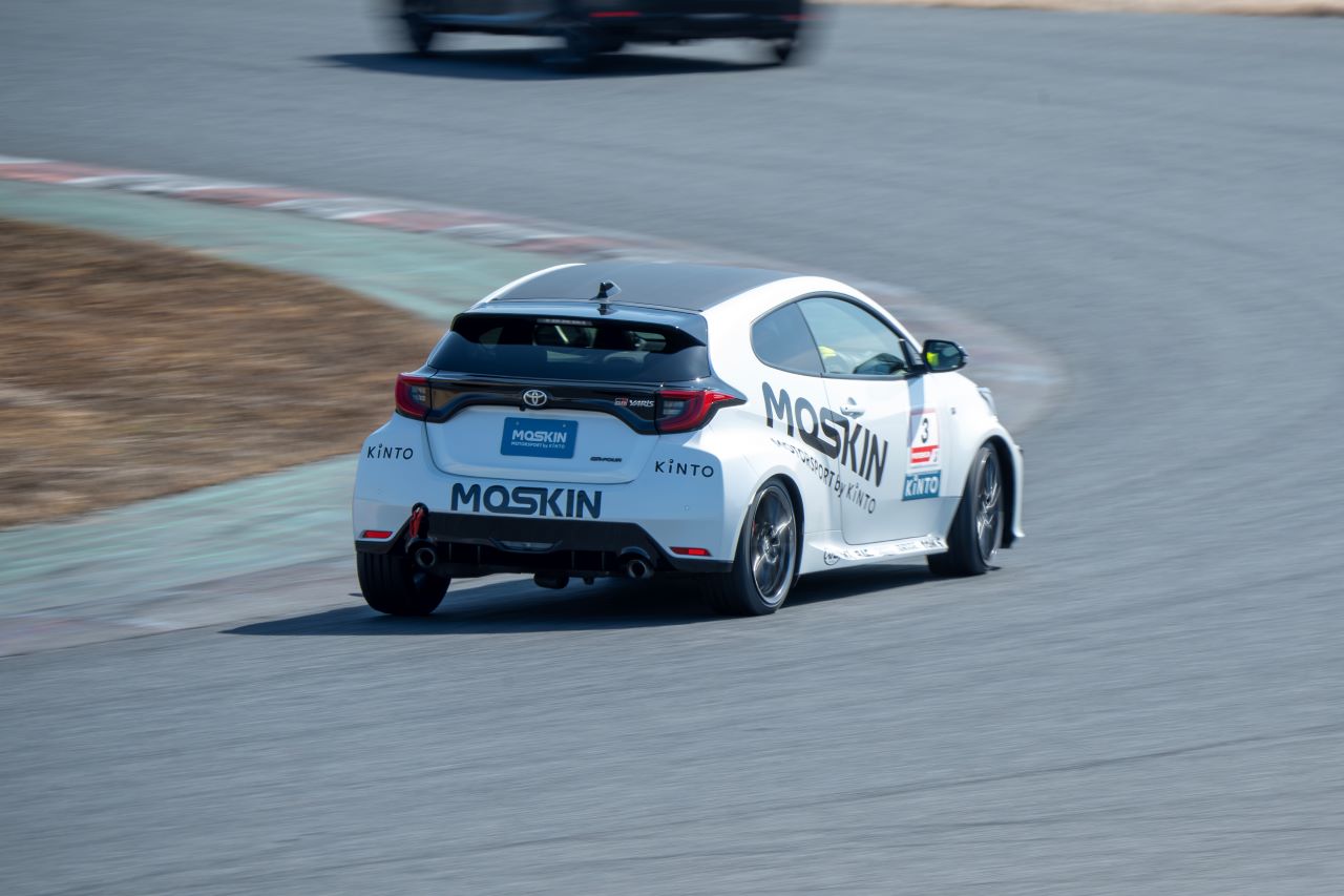 右フロントに乗った荷重と、いまにも離陸しそうな後輪がいかにもFFベース4WDらしいコーナリング姿勢