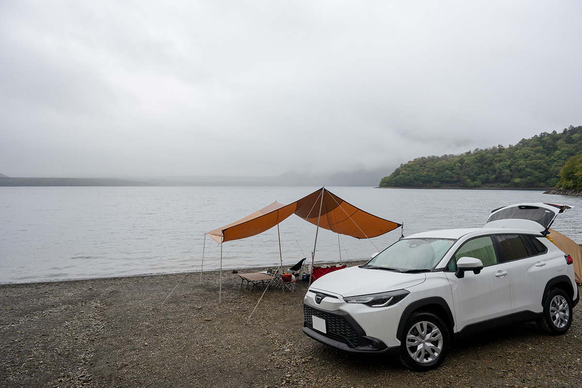 本栖湖 洪庵キャンプ場 本来なら湖の向こうに富士山が見えるはず、なのですがこの日はあいにくの曇天模様