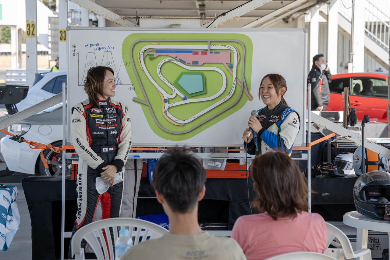 袖ケ浦のコースはインフィールドのタイトコーナーから高速～中速コーナーをいかにうまく攻略するか、そして最終コーナーをスムーズに抜けてホームストレートでの最高速をどれだけ伸ばせるかがカギ、とのこと