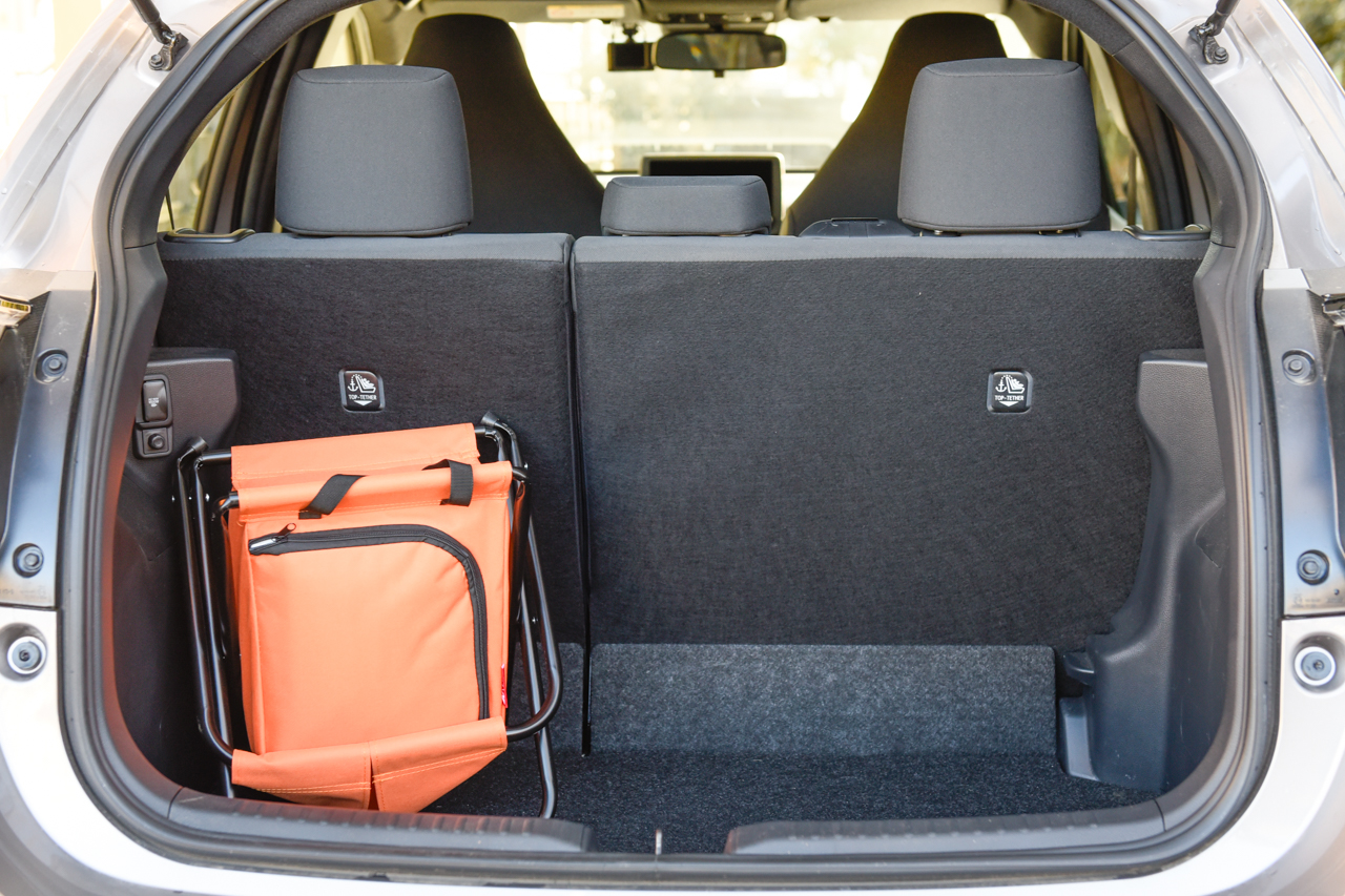 簡易イスタイプ防災セットの荷室積載状況