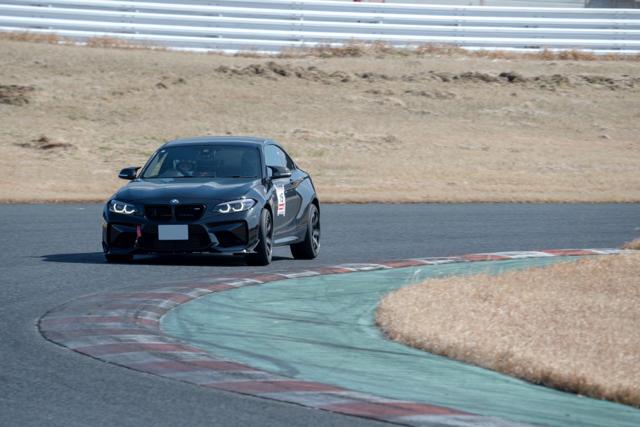 インストラクターの無線アドバイスを参考にコーナーの最適なアプローチを探ります