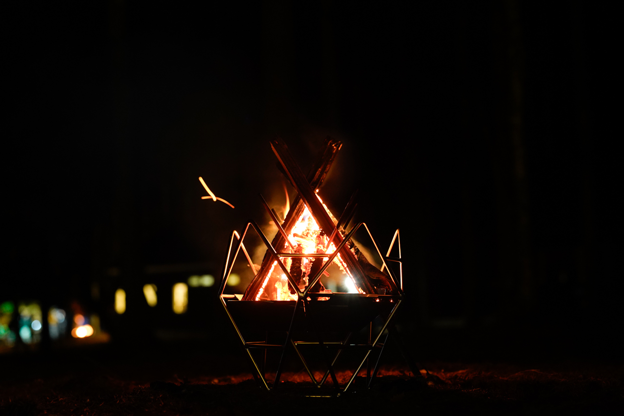 燃え尽きていく焚き火