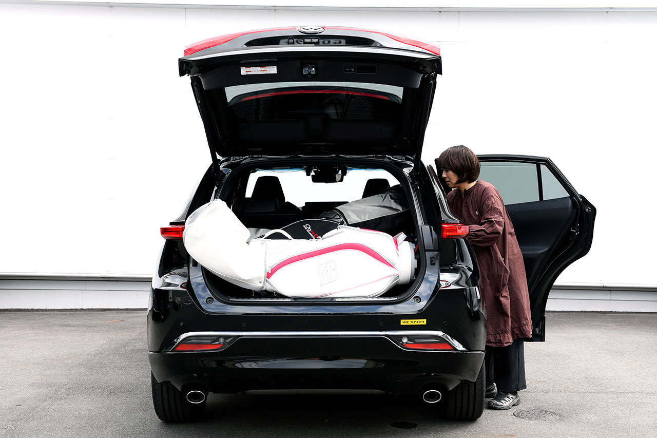 ハリアーの荷室に荷物を積んでいる様子