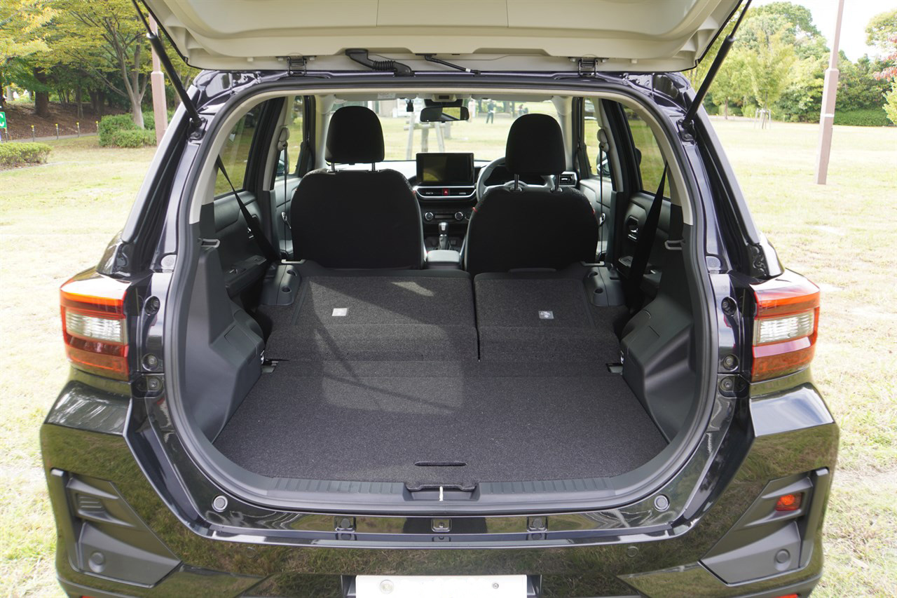 ライズはデッキボードにより荷室床がフラットになり、荷物の積み降ろしが楽