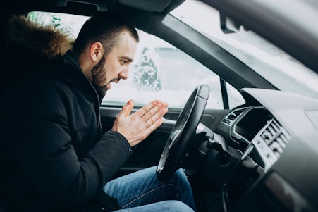 寒い車内で効率的に温まる方法は？走り出したらすぐエアコン全開が正解？