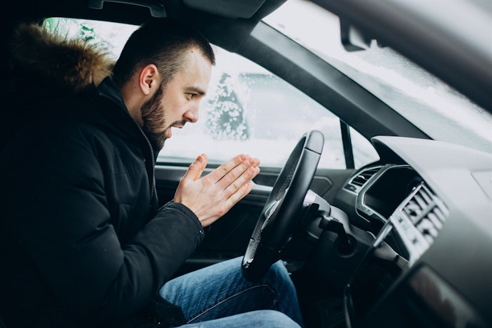 寒い車内で効率的に温まる方法は?走り出したらすぐエアコン全開が正解?