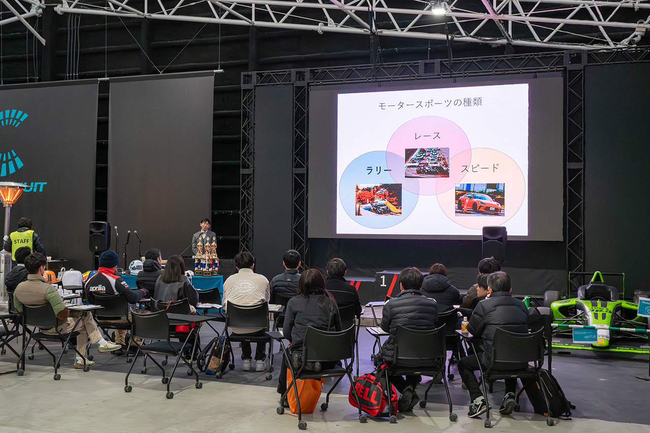 こちらはAライセンスの講習会。ブレインズモータースポーツクラブよりお招きした講師による座学を受けます