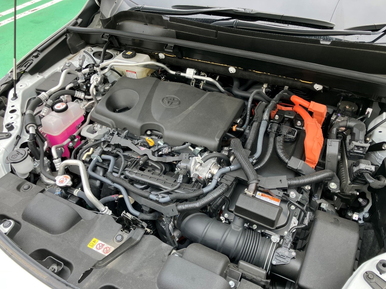 ハリアー PHEV エンジンルーム