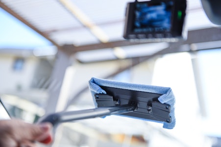 フロントガラス内側の掃除で視界クリア！プロの技とおすすめアイテム紹介