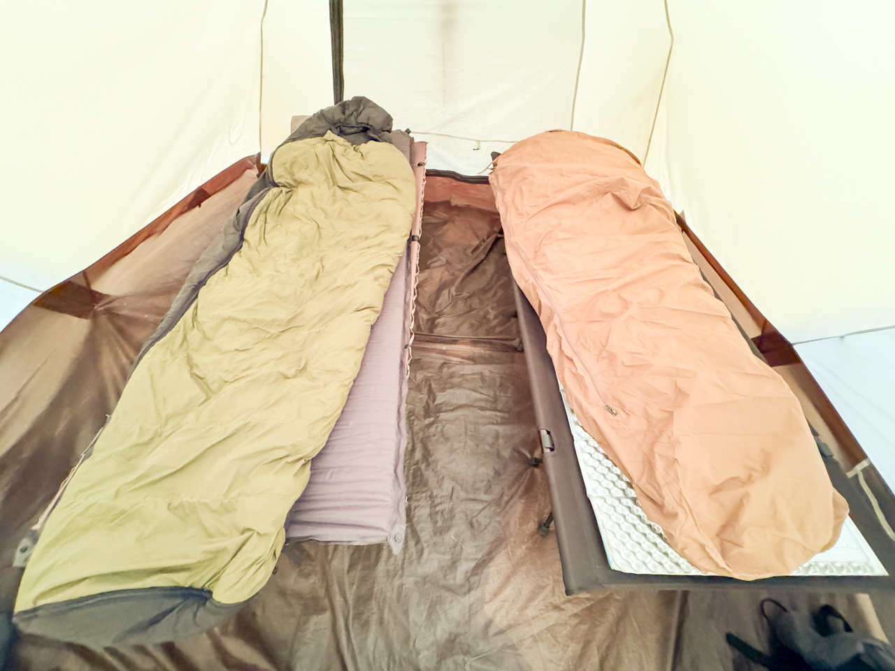 頭を湖畔と反対側に