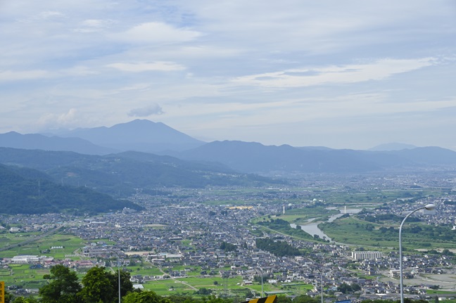 遠くに棚田を臨む千曲の絶景