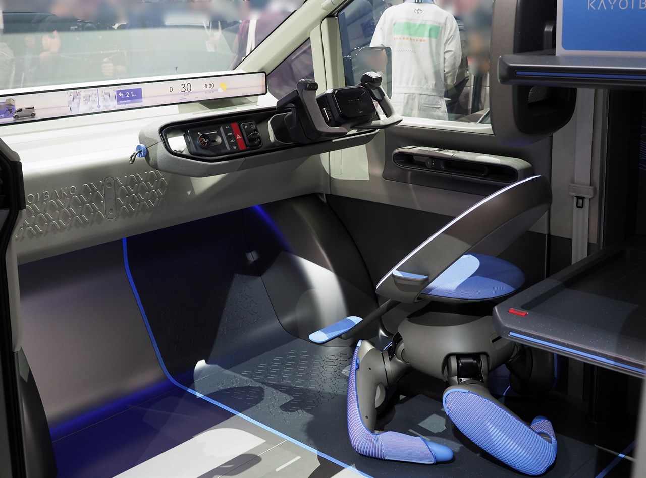 KAYOIBAKOとパーソナルモビリティの融合の姿。こうしたミライのモビリティに出会えるのが、モーターショーの醍醐味のひとつ