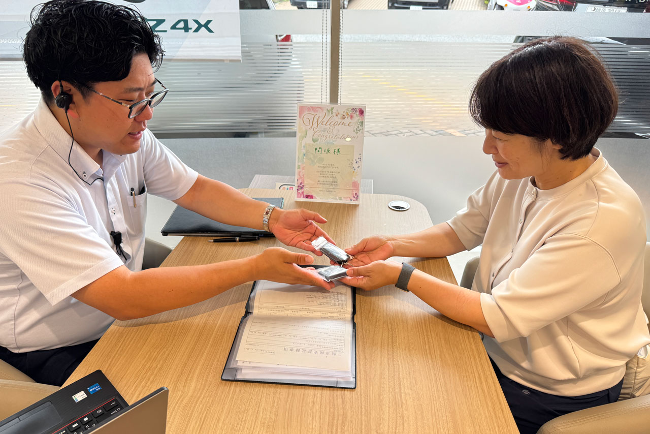 鍵を2つ受け取っている様子