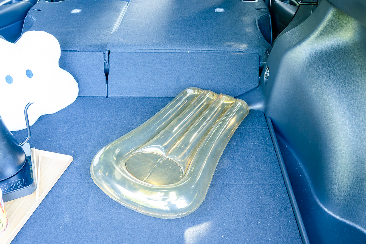 カローラ クロスの荷室の段差をビーチマットで埋めようとした様子