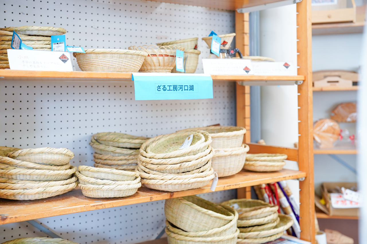 工芸品のざるの写真