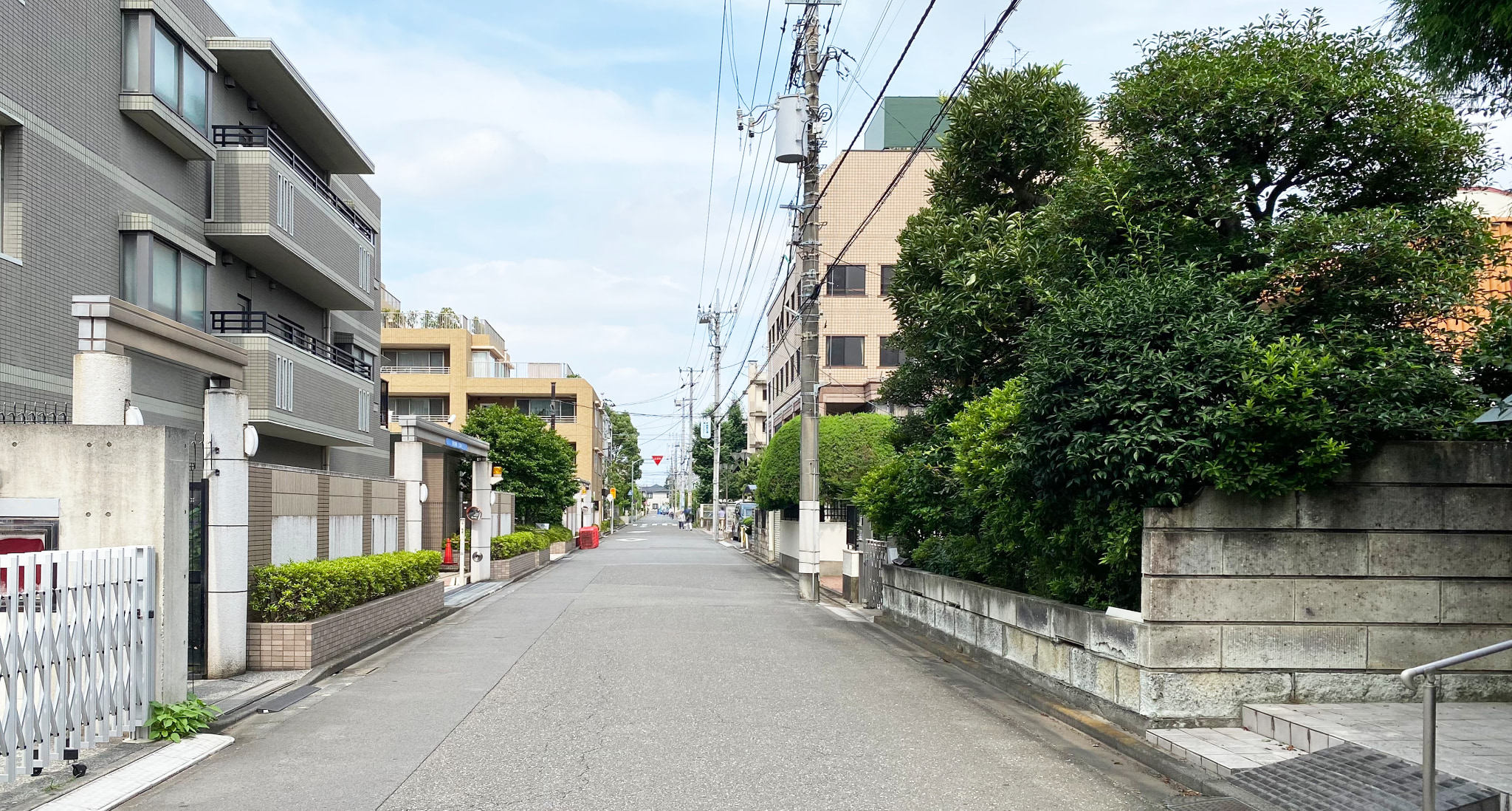 歩行者のそばを通行する場合は、安全な間隔と速度で通行しなければ違反