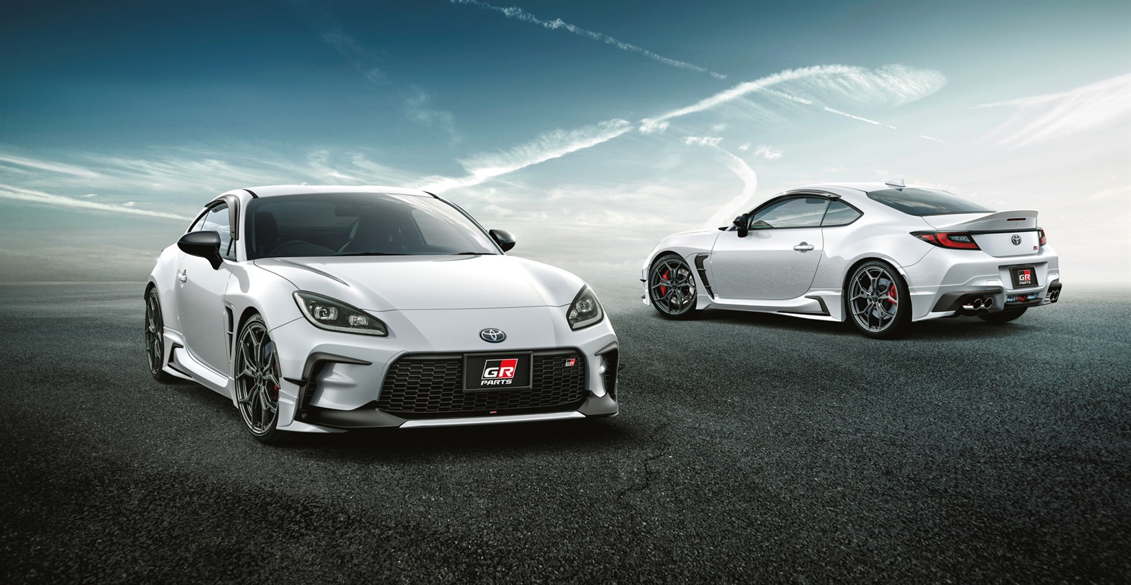 RZ（6MT）（クリスタルホワイトパール） 空力パッケージ、IR（赤外線）カットフィルム（ダークスモーク）、GR19インチ鍛造アルミホイール＆タイヤセット（セキュリティロックナット付）、GRサスペンションキット（全長調整式）、フューエルリッドガーニッシュ、GRカーボンナンバーフレーム（フロント＆リヤ）を装着