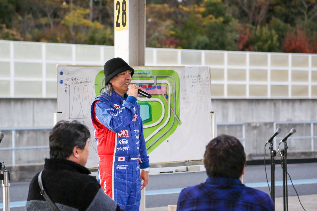 走行前にドライバーズブリーフィングでコース説明を受ける参加者たち
