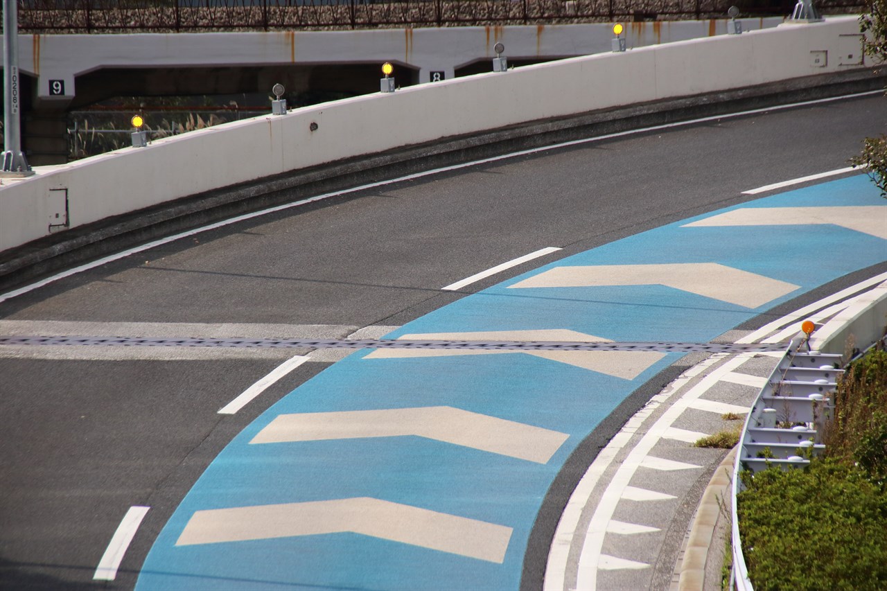 カラー舗装された道路