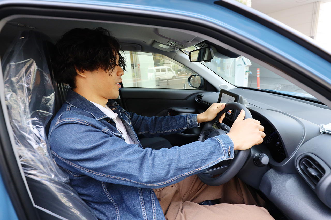 運転席に座り、シートやステアリングの調整、コネクティッドナビの使い方をチェック