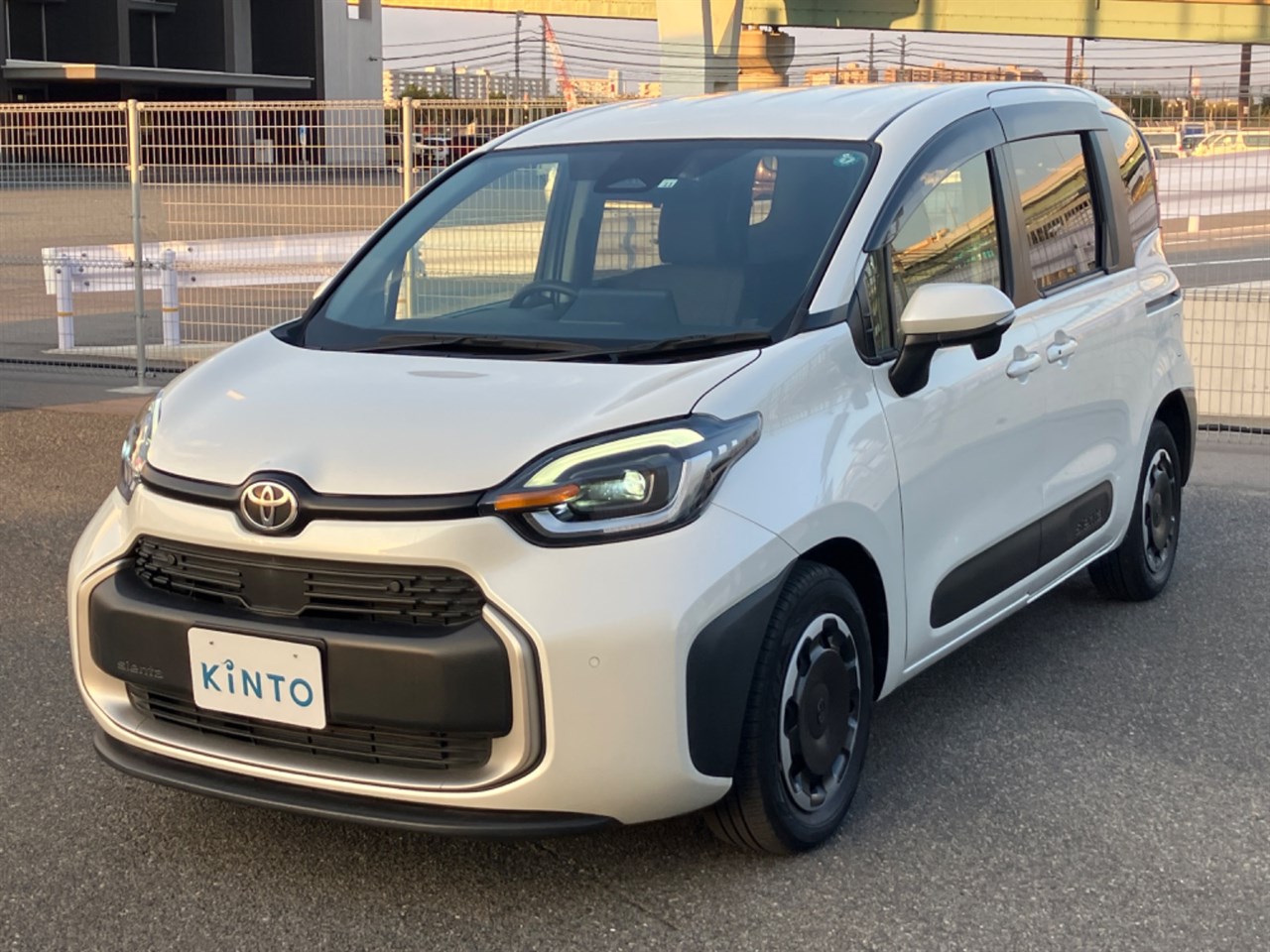 トヨタ シエンタ G ハイブリッド 2WD 5人乗り仕様(2024年式・ベージュ)