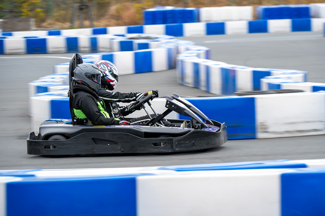 レーサー鹿島さんの同乗走行。プロのドライビングを身をもって体験 