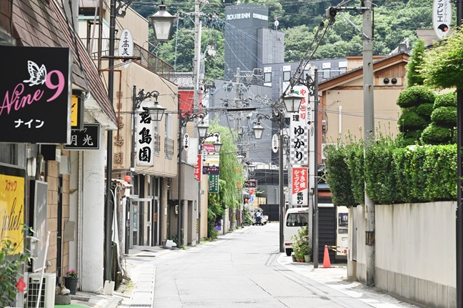 昭和のころは社員旅行などで賑わったであろう面影を感じる温泉街