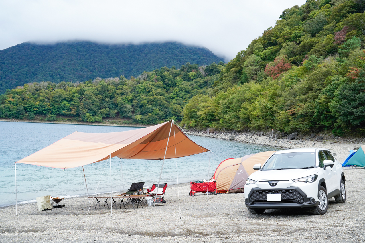 カローラクロスでキャンプをしている様子