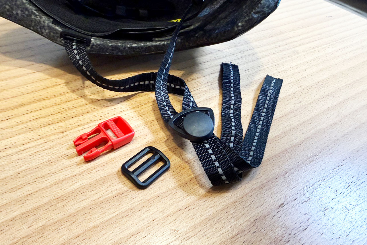 あご紐のバックルとアジャスターが抜けたので直してみた_その1