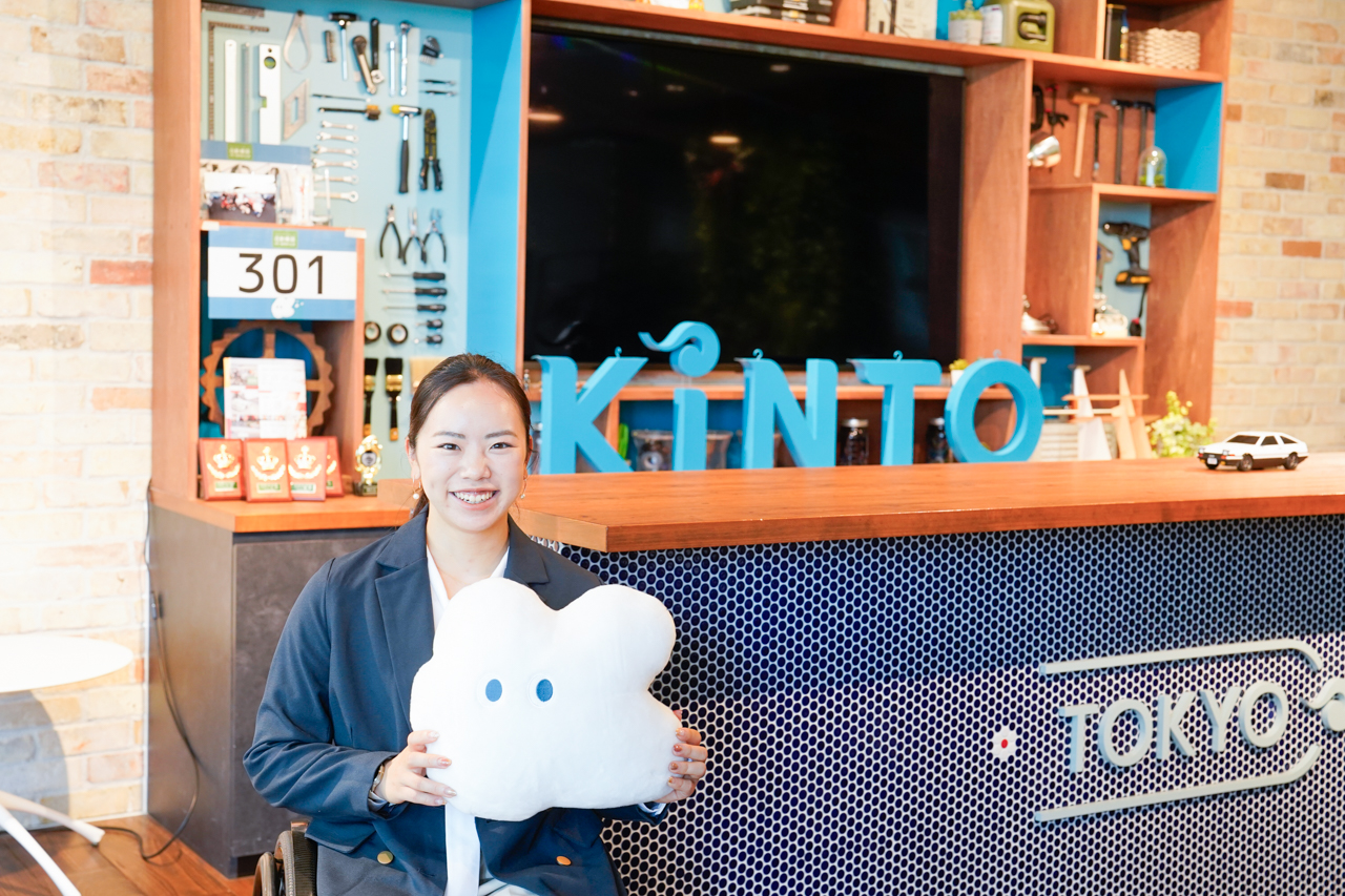船水梓緒里選手のKINTOの公式マスコットキャラクター「くもびぃ」
