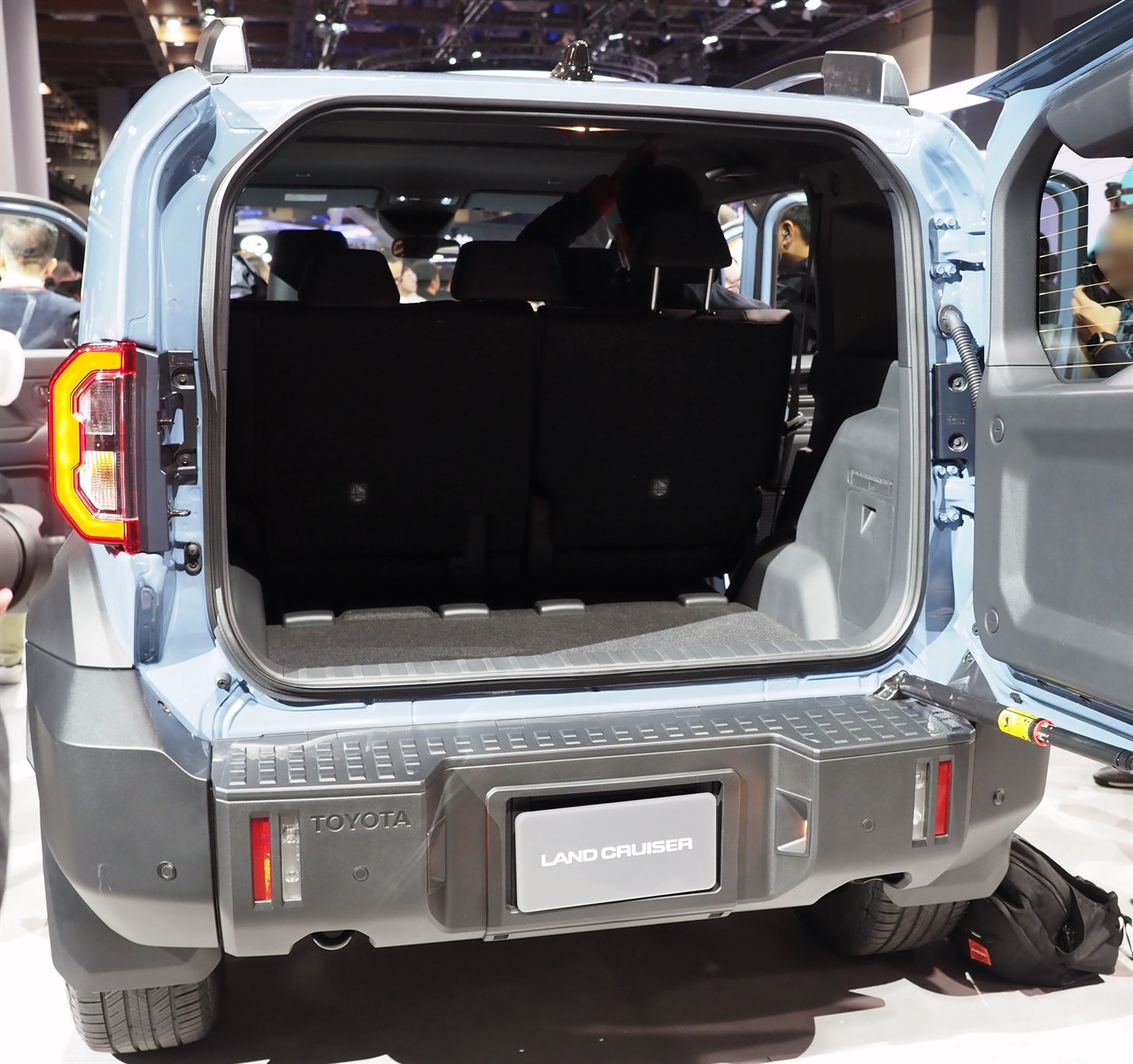 リアゲートは横開きで、開口部が広く確保されているので使い勝手はよさそうだ