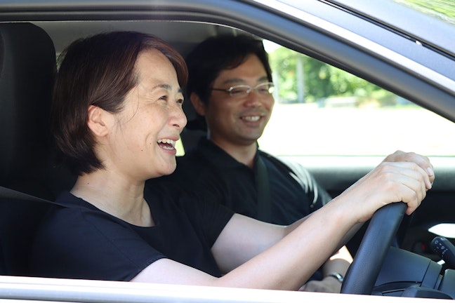 【車初心者・運転講座第1回】「右に避けるの、怖すぎ!」路駐や自転車をスムーズにかわす車線変更のコツ