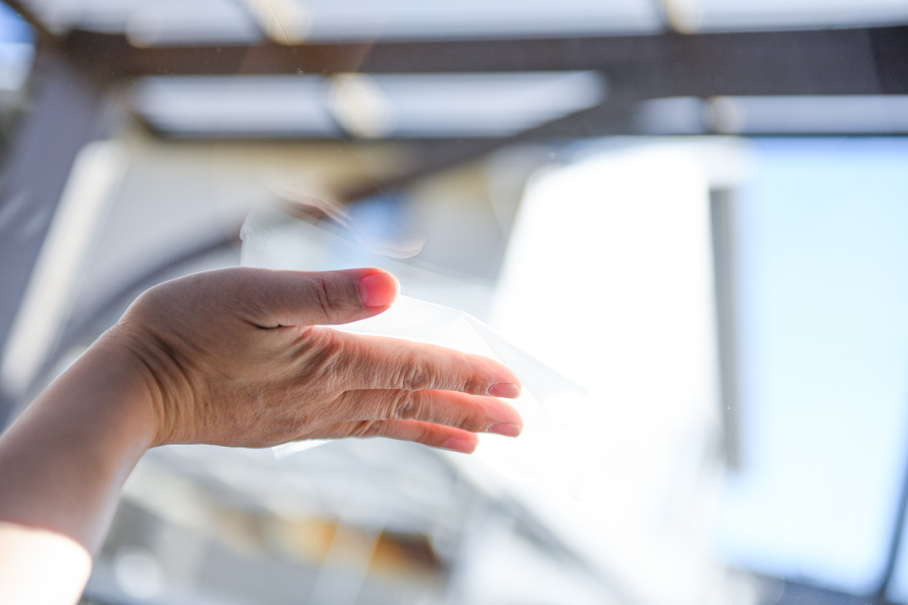 フロントガラスを掃除している様子