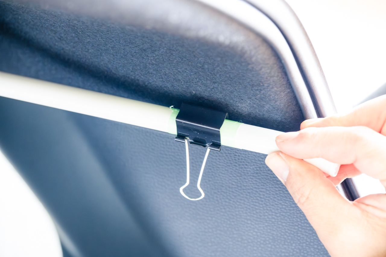 隙間にクリップを滑り込ませると突っ張り棒の固定が可能