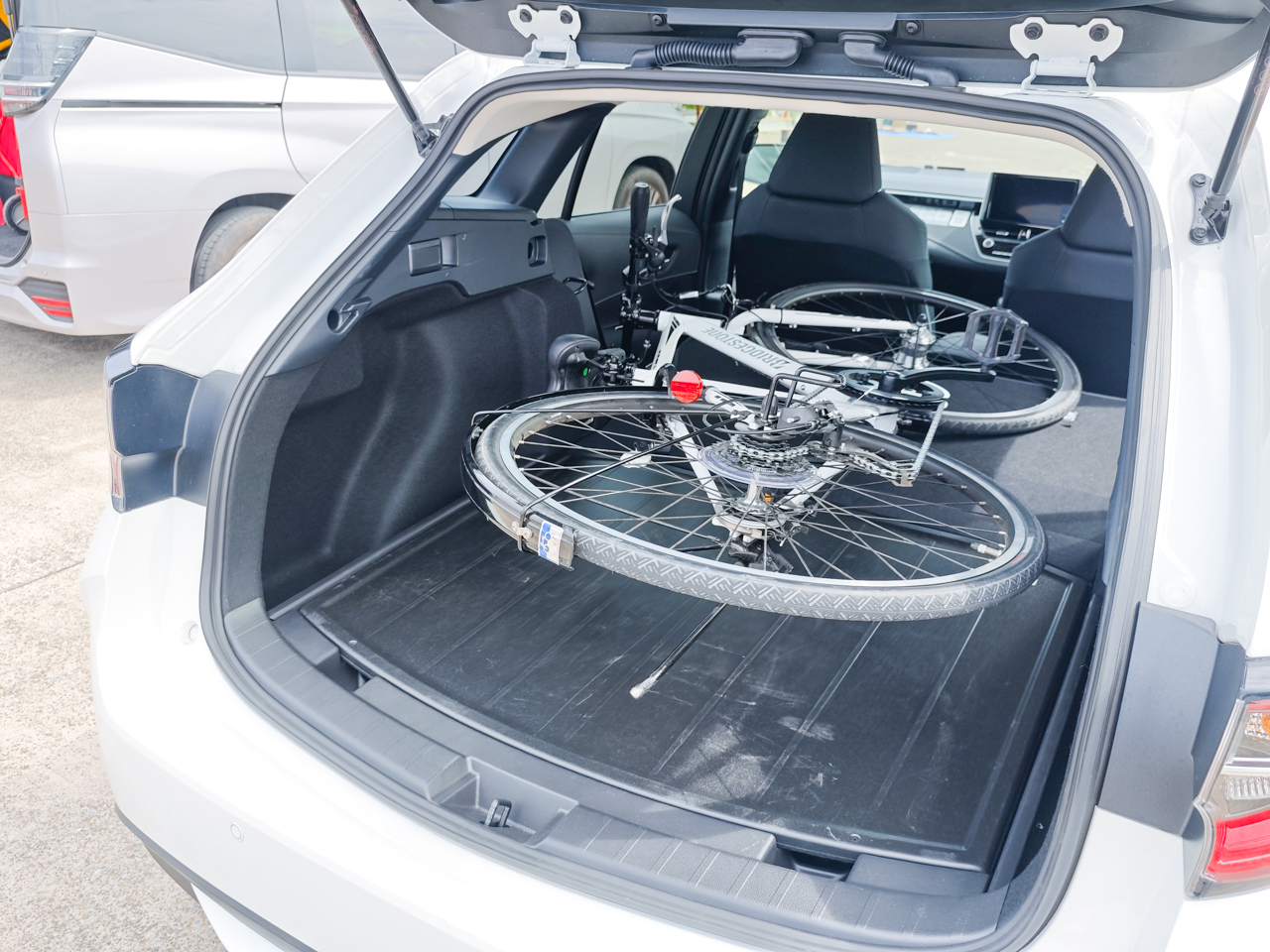 荷室に自転車を積んだところ