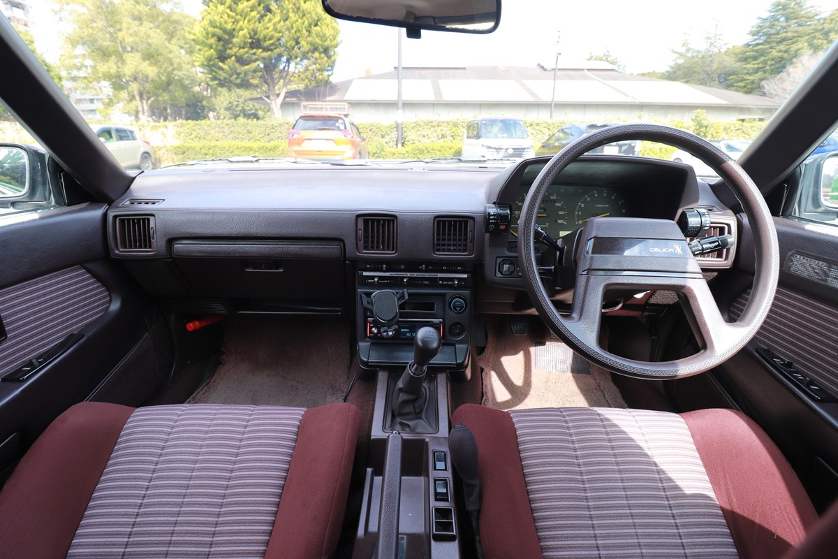 SOHCターボエンジン車はATだったが、DOHC自然吸気エンジン搭載車はMTのみの設定だった。2本スポークのステアリングホイールやディスプレイのないインストルメントパネルが1980年代的
