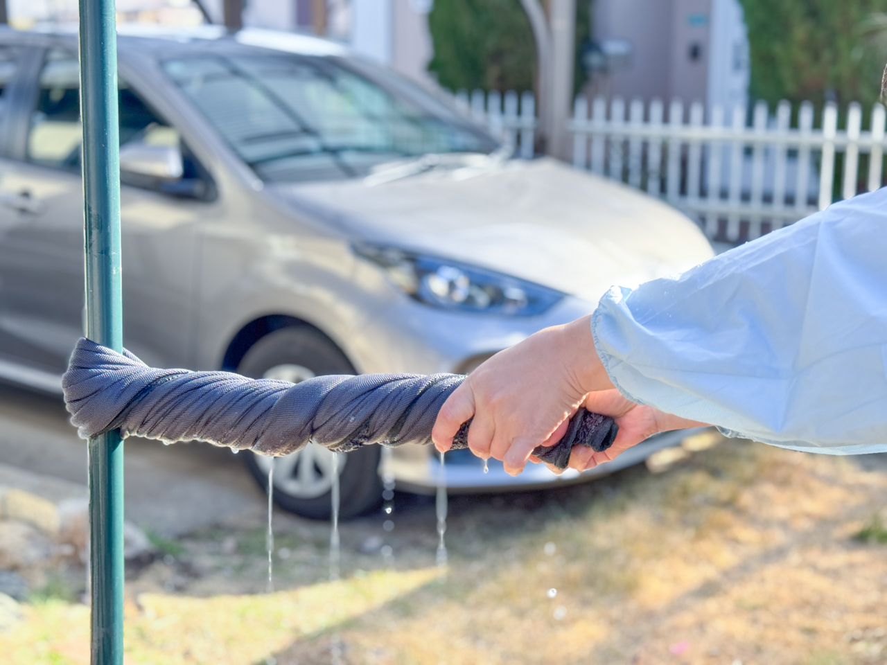 カーメイト「超吸水ゼロタオル Lサイズ(C433)」を絞っている様子