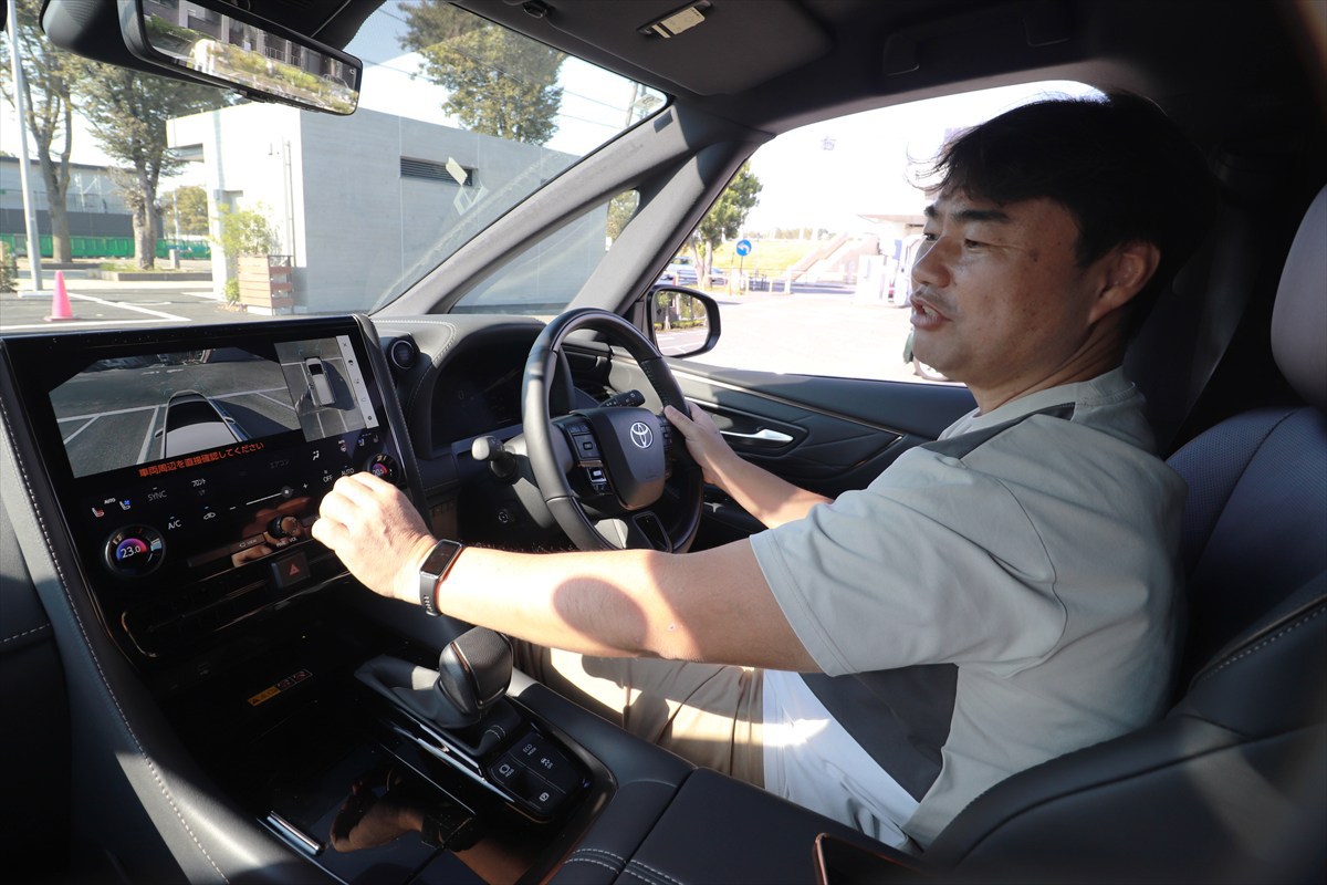 アルファードで駐車する様子