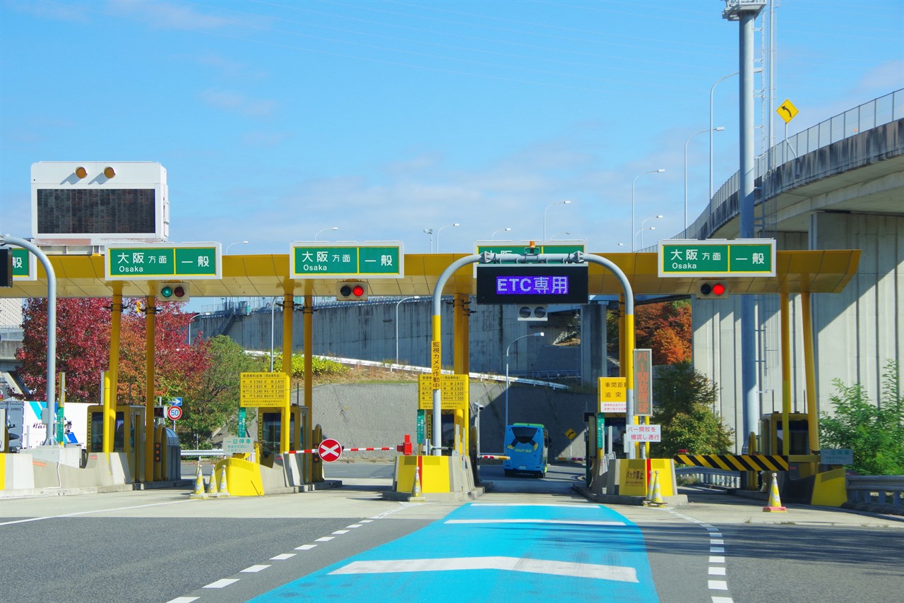 ETCレーンに誘導するためのカラー舗装