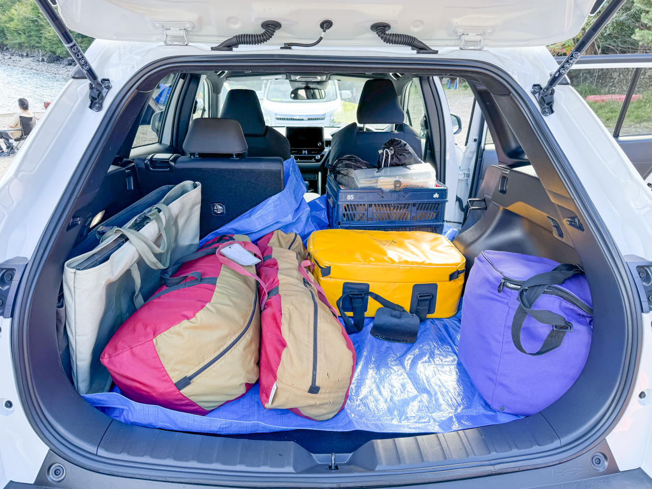 カローラクロスの荷室に荷物を入れた様子