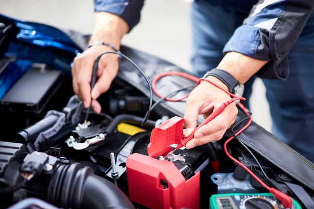 車のバッテリー寿命や交換時期、バッテリー上がりの直し方は？