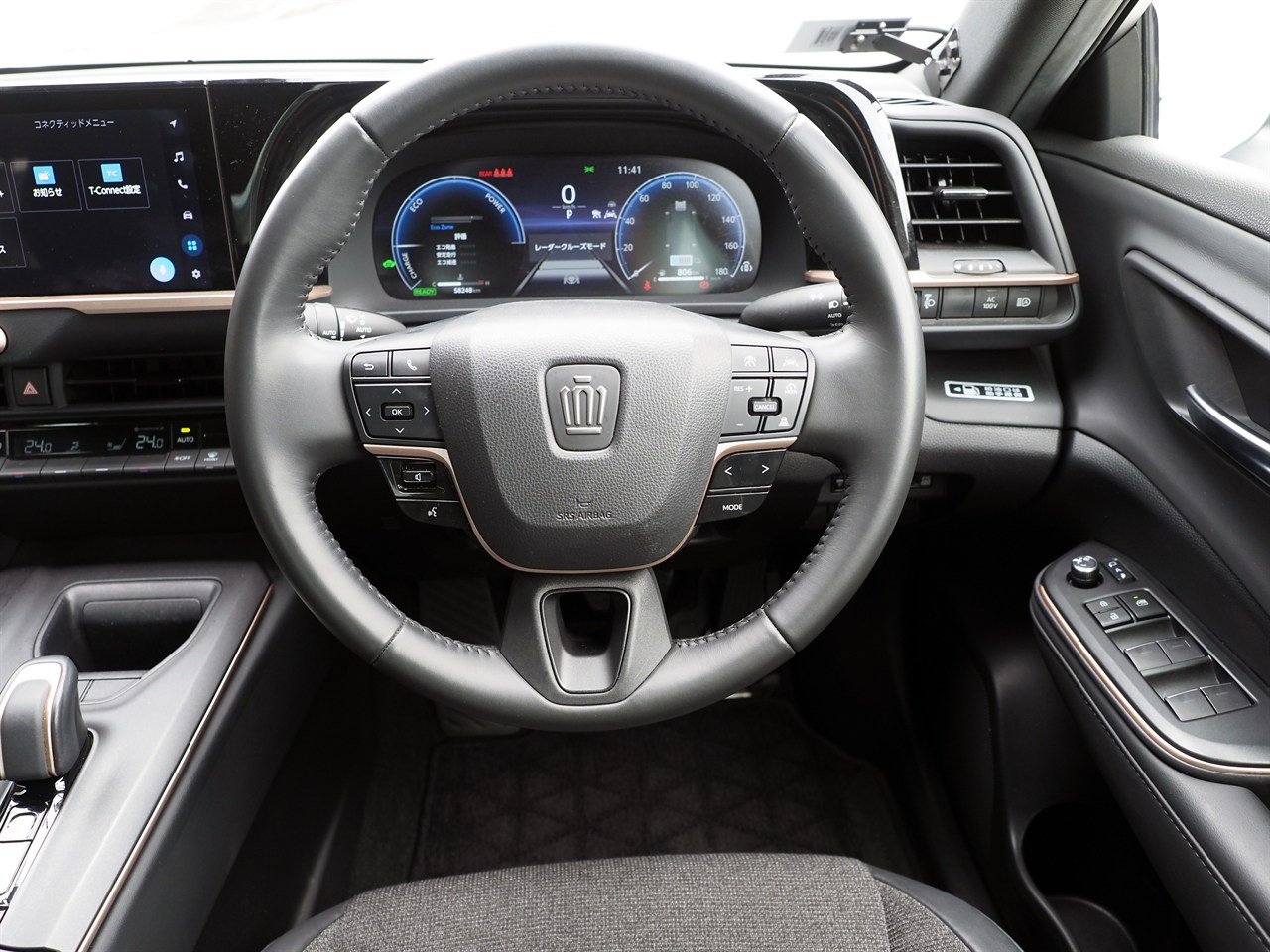 クラウン（クロスオーバー）の運転席とハンドル